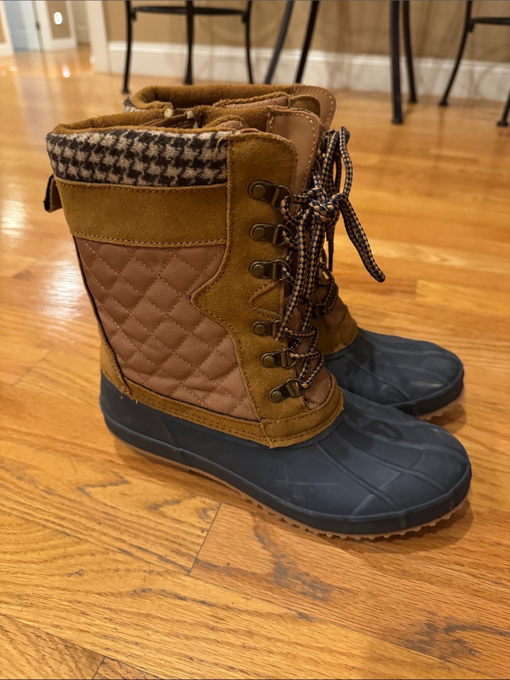 Khombu New Brown and Navy Lace-Up Snow Boots size 9 woman’s -